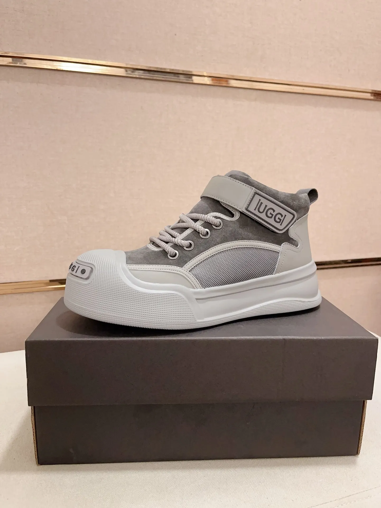 Factory Price: 380 Men's Men's Shoes💰North American Men's Shoes Ugg ☃️In the special sale of new high-quality men's shoes and snow boots in autumn and winter, the nemesis of extreme cold weather! Made of cowhide leather, merino wool lining, and original outsole, whether driving, outdoor or daily wear, there is always one that suits you! Code number 39-44
